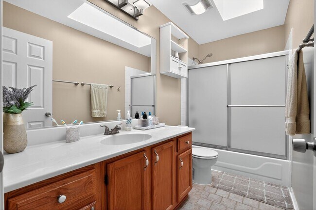 Building Photo - Spacious 4BR House in Oswego
