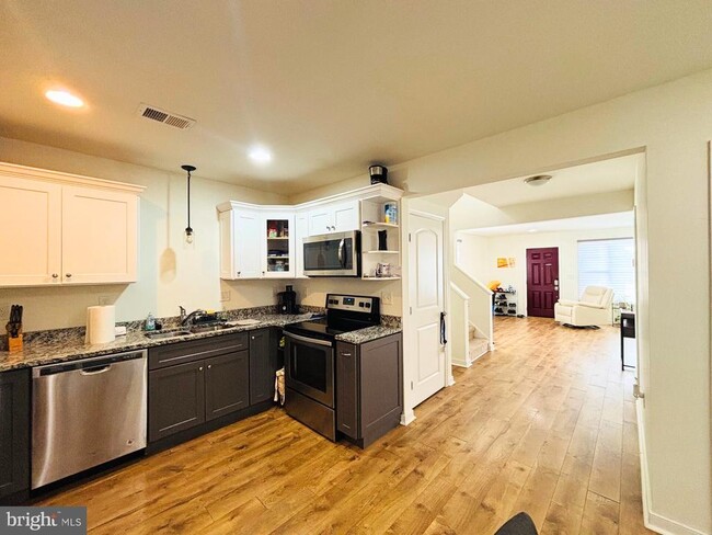 Building Photo - 273 4th Ave