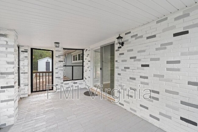 Building Photo - 1021 Mineola Dr