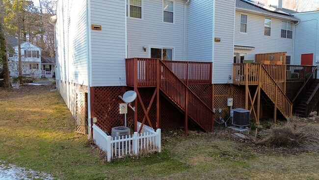 Building Photo - 3 Bedrooms, 2.5 Bathrooms Townhouse Rental