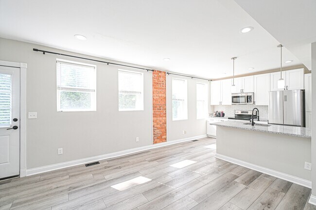 Building Photo - 2823 Ashland Ave