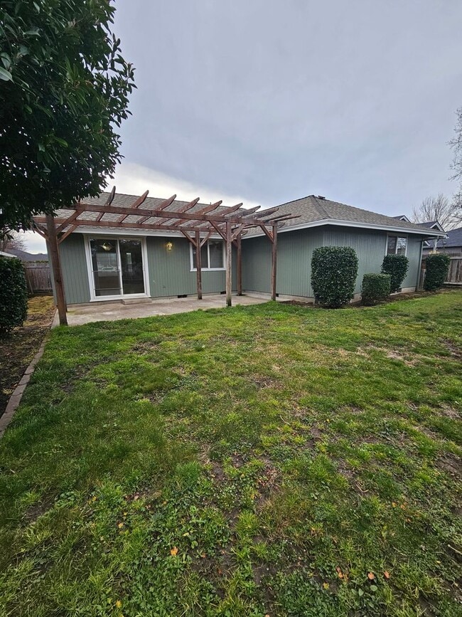 Building Photo - Lovely Central Point Home in Convenient Location