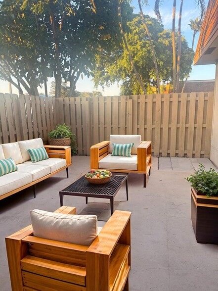 Building Photo - 2622 NW 7th Ct