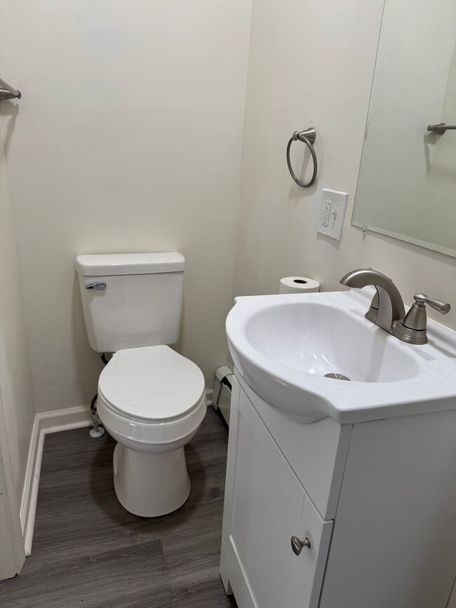 Building Photo - 3 Bedroom / 1 Bathroom Home in Allentown!