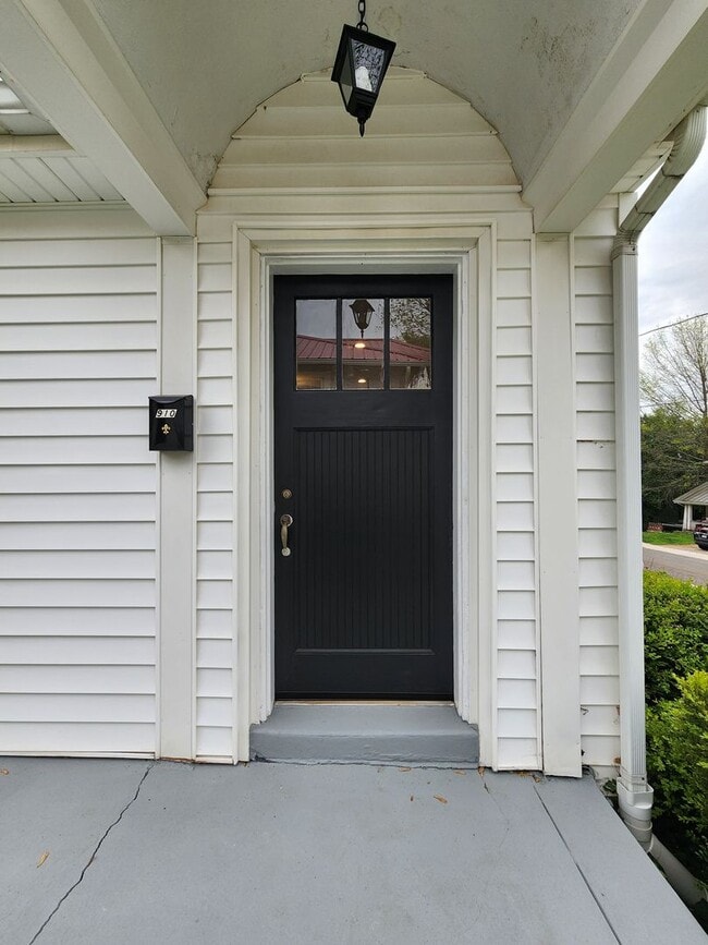 Building Photo - 2 Bedroom || 1 Bathroom House - Newly Reno...