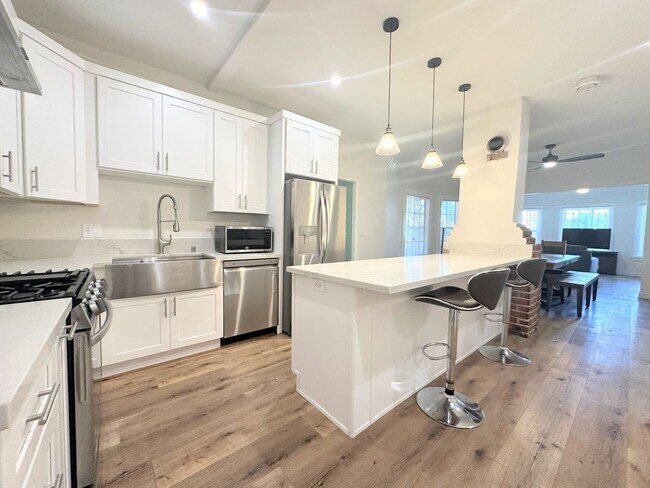 Primary Photo - Gorgeous 2bd/2ba unit semi-furnished near ...