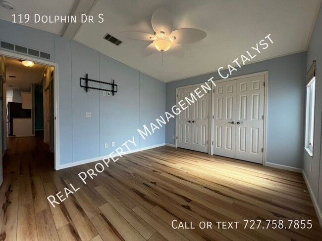 Building Photo - 119 Dolphin Dr S
