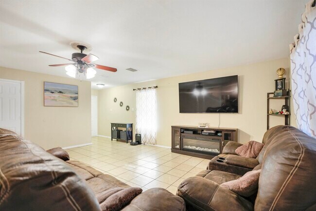 Building Photo - 2122 Mallorca Dr