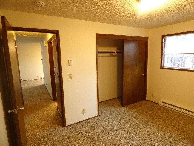 Building Photo - Rent Special: 1/2 Off May's Rent!! 2-bedroom Single Level Apartment