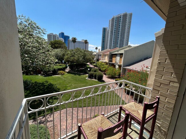 Building Photo - SPACIOUS 2 BEDROOM TOWNHOME IN LAS VEGAS COUNTRY CLUB