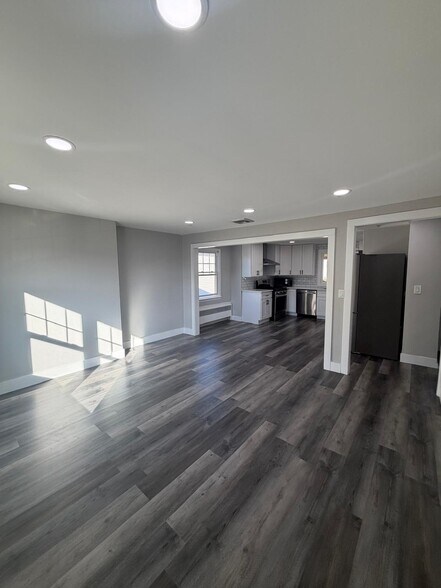 Building Photo - 115 Marconi St