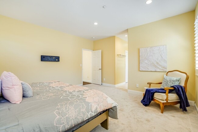 Building Photo - Comfortable and nicely upgraded home for r...