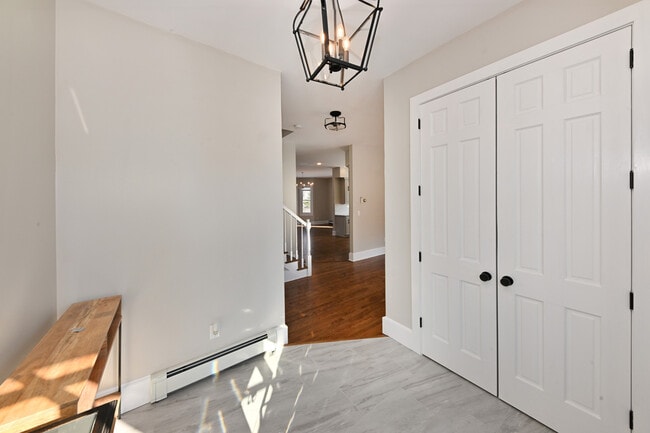 Building Photo - 62 Elm St