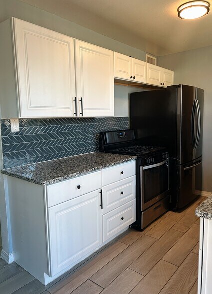 Kitchen Appliances - 3804 Titanic Ave