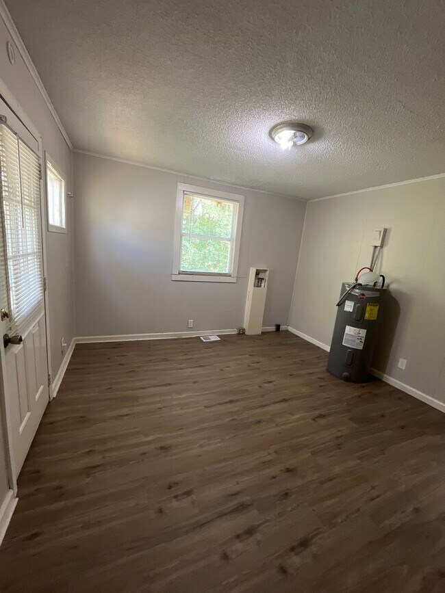 Building Photo - 3bedroom/2 bath home in Bordeaux, convenie...