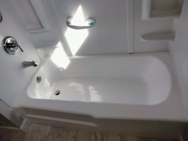 Reglazed bathtub - 1004 Gould Rd