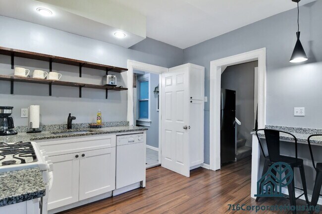 Building Photo - Furnished 3-Bedroom Carriage House on Bird Ave