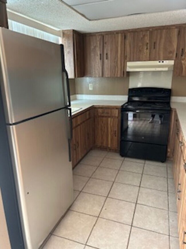 Building Photo - 2 bedroom / 2 bath available now!