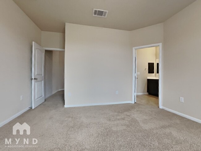 Building Photo - 2880 Donnell Dr