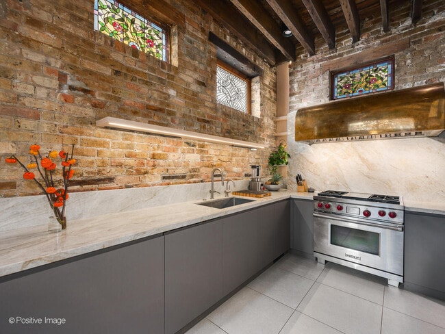 Building Photo - 844 W Altgeld St