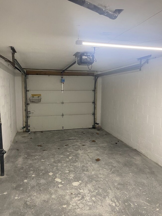 Building Photo - ADORABLE 2 BEDROOM / 1 BATH BRICK RANCH HOME - E McKEEPSPORT