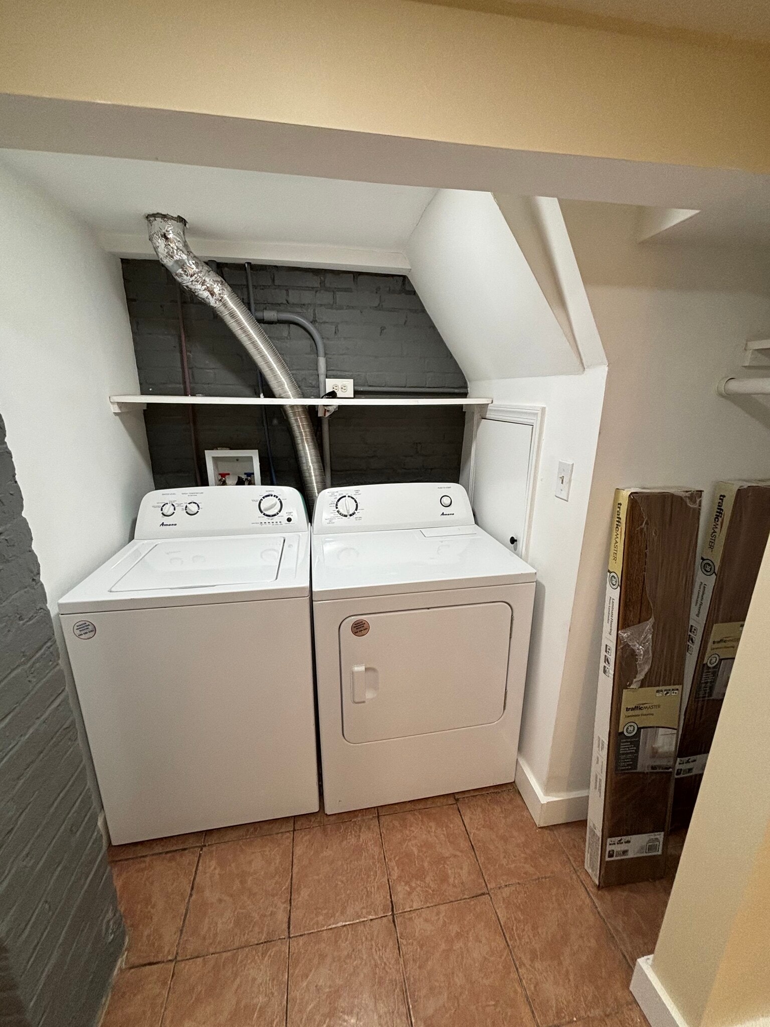 Building Photo - 244 6th Ave W