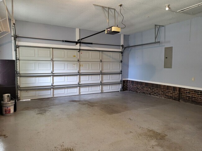 Building Photo - 3 bedroom home in Denver