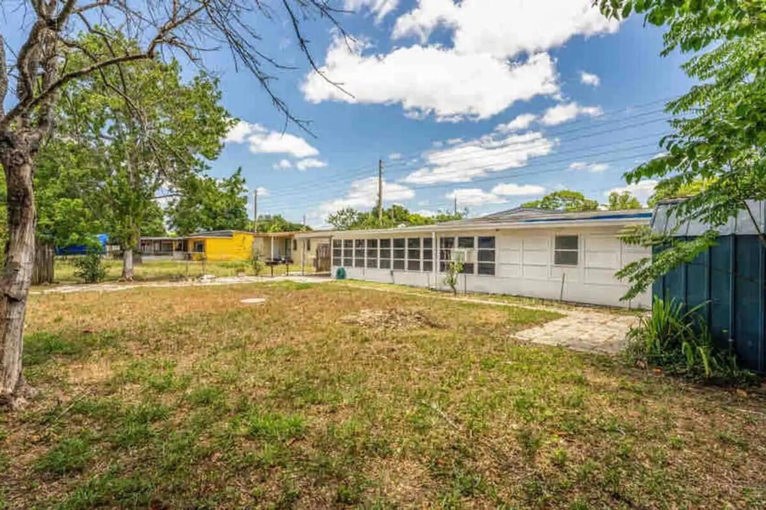 Building Photo - 1204 N Pine Hills Rd