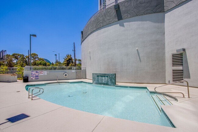 Building Photo - Absolutely stunning high rise loft at Metr...