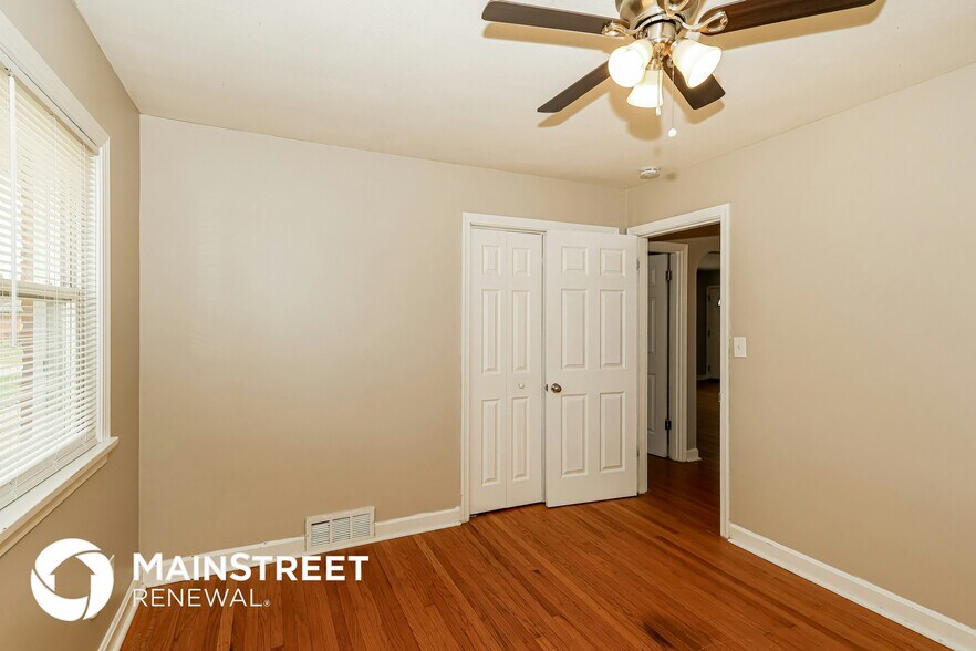 Building Photo - 4904 Paramount Dr