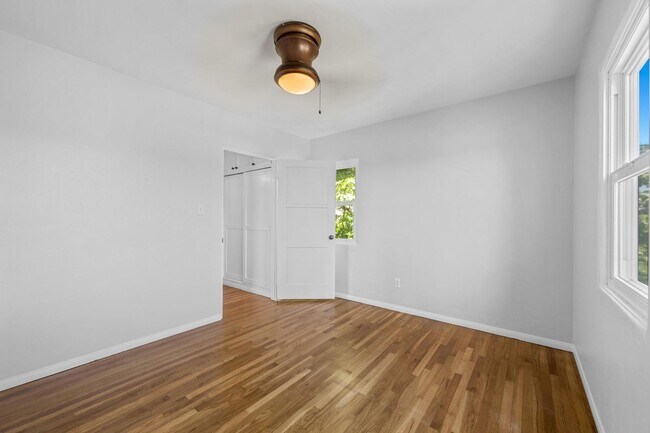 Building Photo - 2724 Treat St