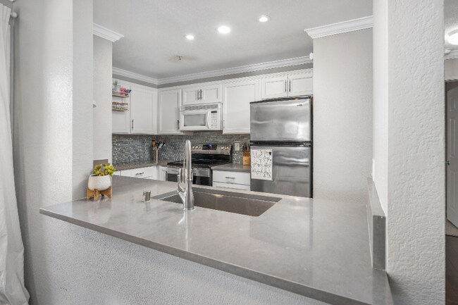 Building Photo - 3550 Lebon Dr