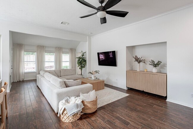 Building Photo - 11 E Sienna Pl