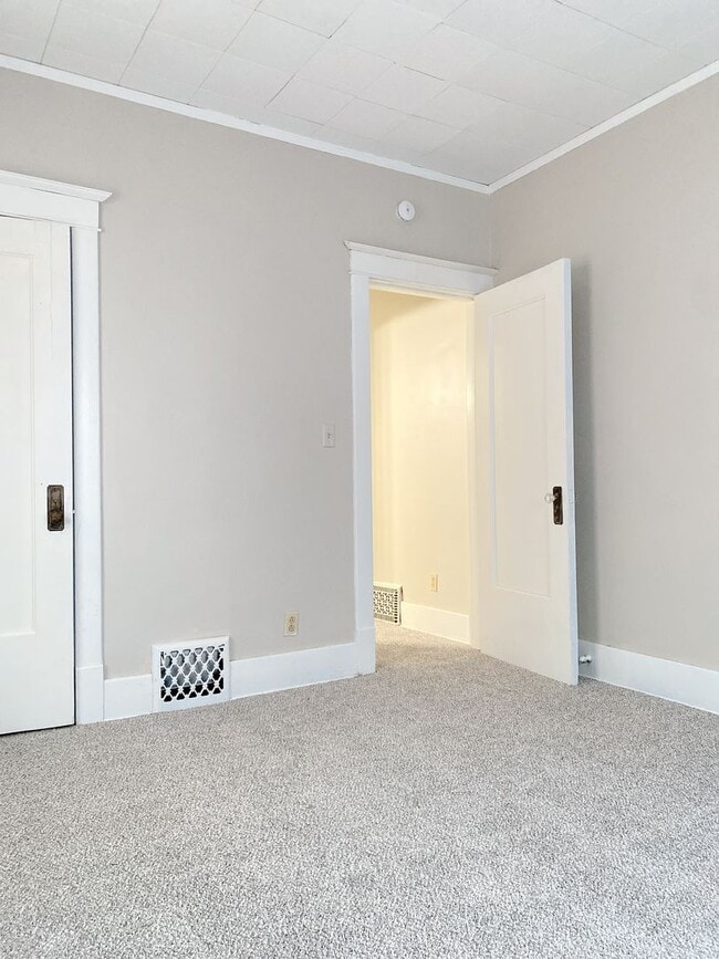 Building Photo - 2436 Laurel Ave N