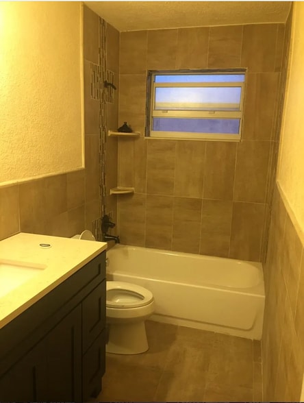 Building Photo - 2410 NW 87th Ln