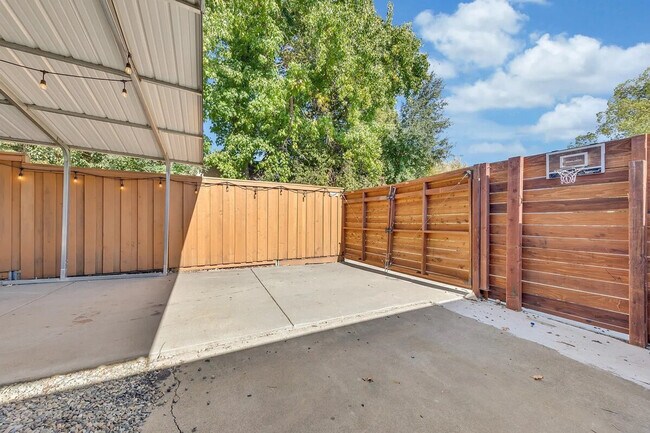 Building Photo - 6836 S Land Park Dr