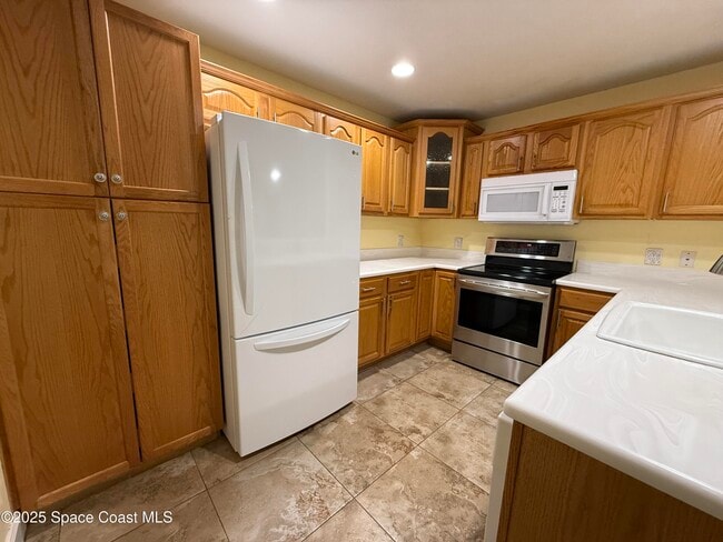 Building Photo - 2613 S Park Ave