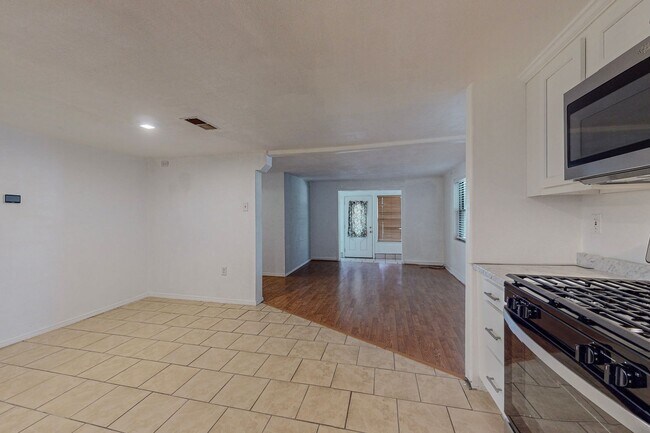 Building Photo - 2830 Floral Rd NW