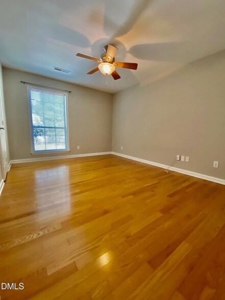 Building Photo - 1001 Kingswood Dr