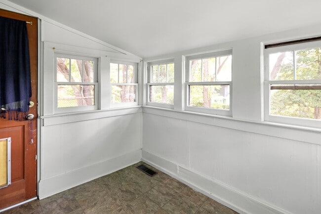 Building Photo - Cute Downtown Bungalow
