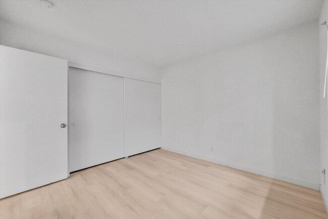 Building Photo - "Rare Single-Story Remodel: Modern 3BR End-Unit in University Park