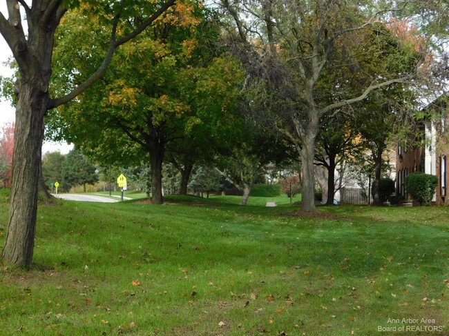 Building Photo - 3385 Burbank Dr