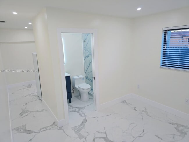 Building Photo - 891 W 53rd St