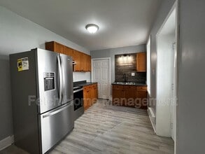 Building Photo - 538 Chester St