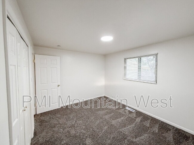 Building Photo - 698 Doren Dr