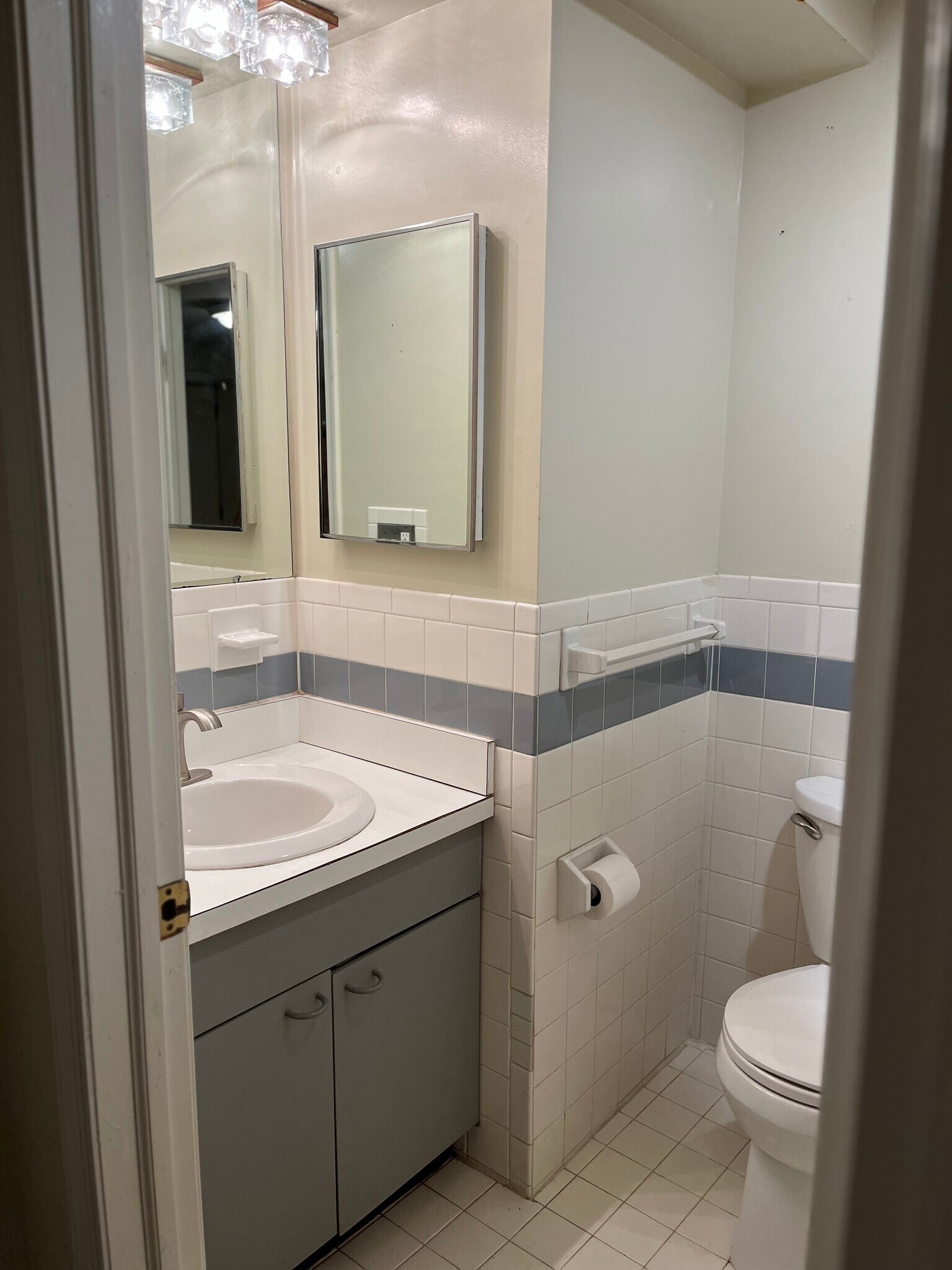 Building Photo - 504 E St NE