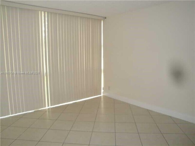 Building Photo - 17021 N Bay Rd