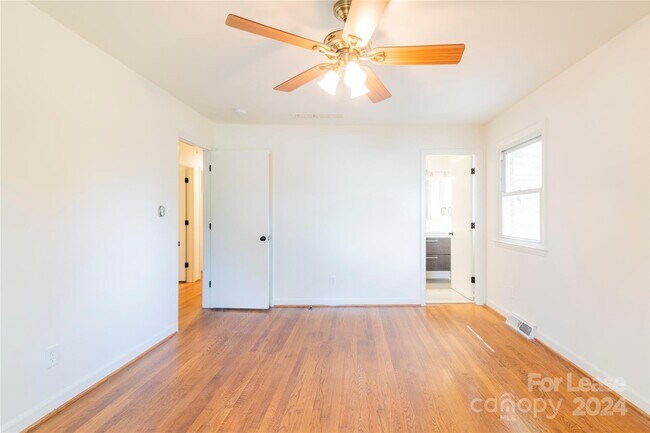 Building Photo - 5020 Coronado Dr
