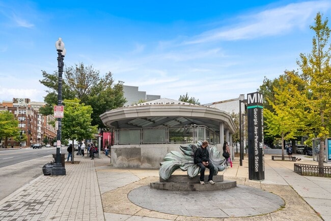 Building Photo - Stylish 2BR/2BA Bi-Level Condo with Private Roof Deck and Covered Parking!