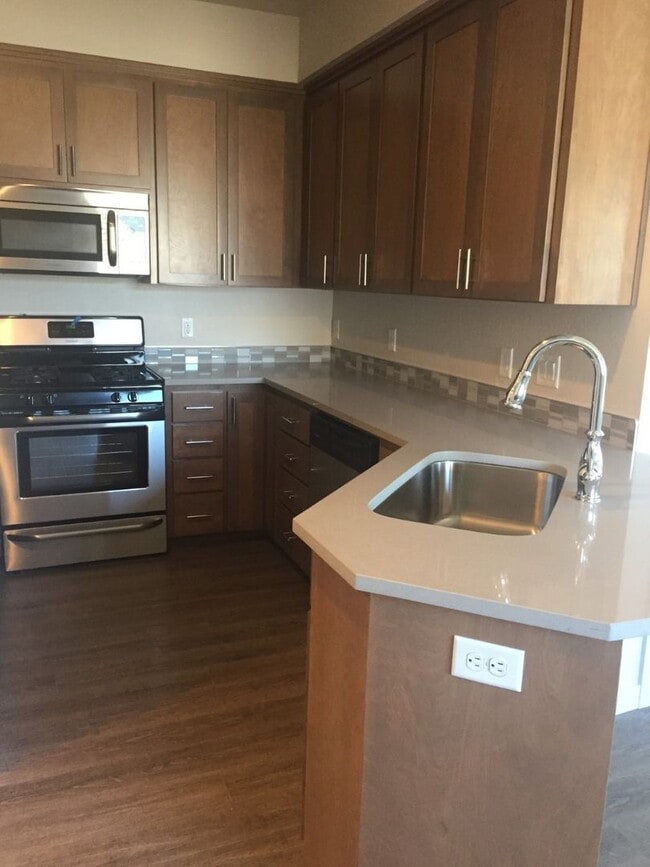 Building Photo - Newer & Beautiful 2bd/2bth condo in Ashland